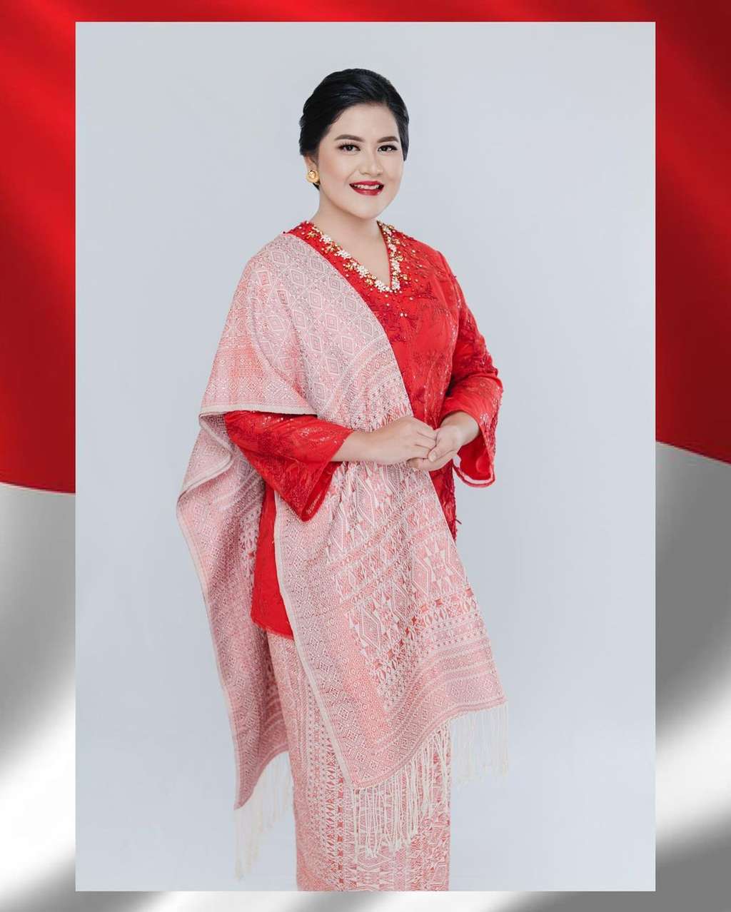 5 Potret Kahiyang Ayu Pakai Kebaya Merah Rayakan Kemerdekaan