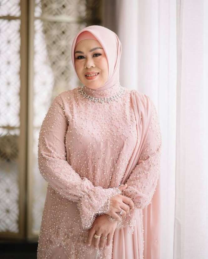 Potret Penampilan Ibu Lesti Kejora di Acara Lamaran Sang Putri