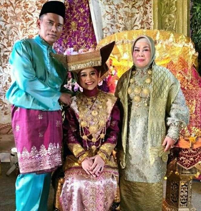 Potret Penampilan Ibu Lesti Kejora di Acara Lamaran Sang Putri