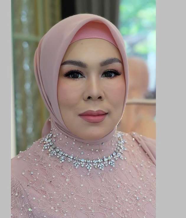Potret Penampilan Ibu Lesti Kejora di Acara Lamaran Sang Putri