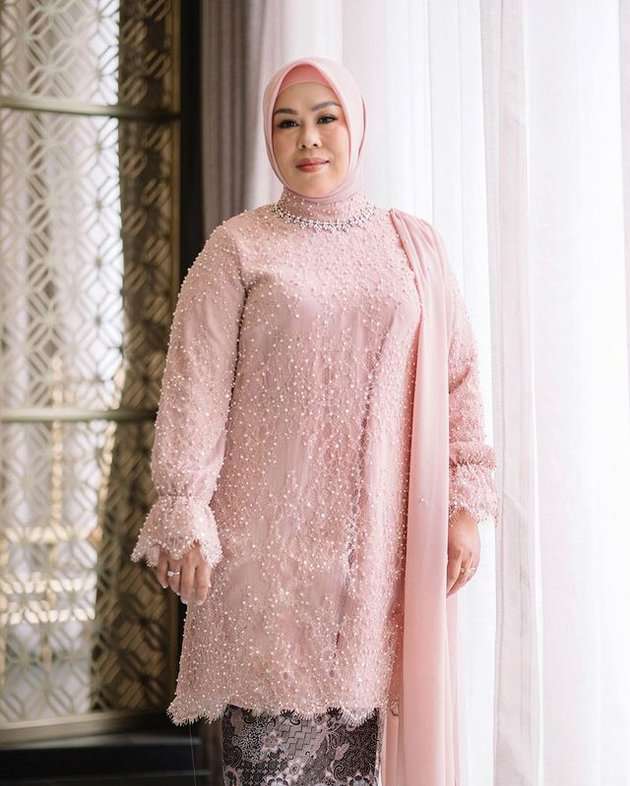 Potret Penampilan Ibu Lesti Kejora di Acara Lamaran Sang Putri