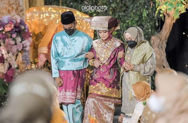 Potret Penampilan Ibu Lesti Kejora di Acara Lamaran Sang Putri