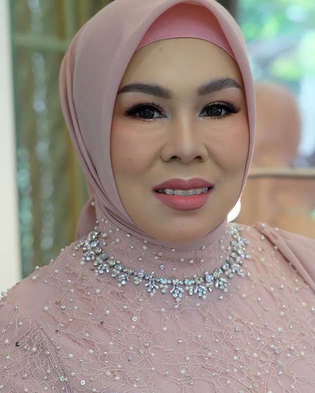 Potret Penampilan Ibu Lesti Kejora di Acara Lamaran Sang Putri
