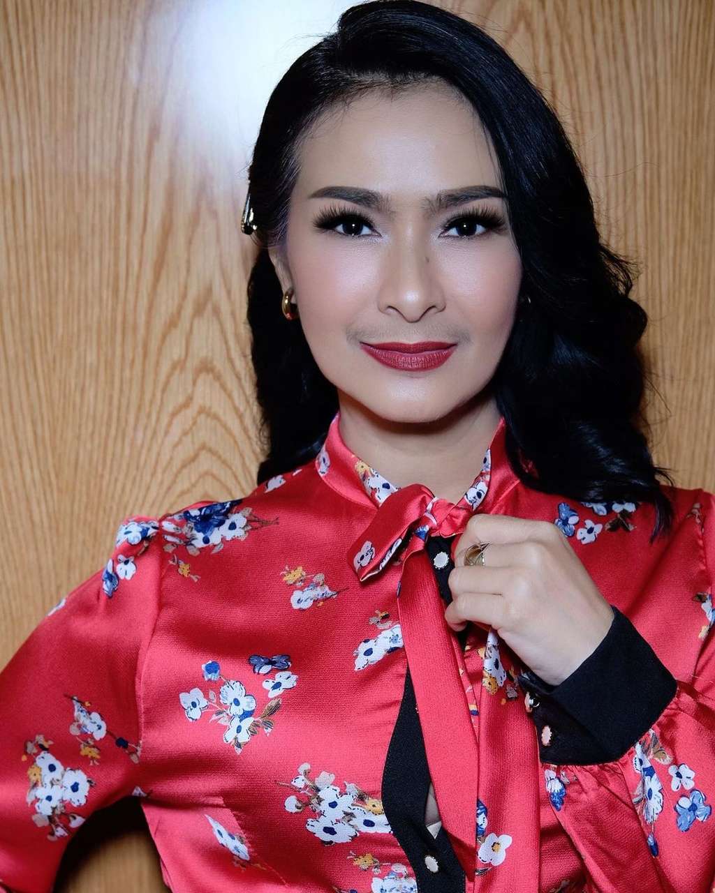 10 Potret Cantik Iis Dahlia dengan Kumis Tipisnya