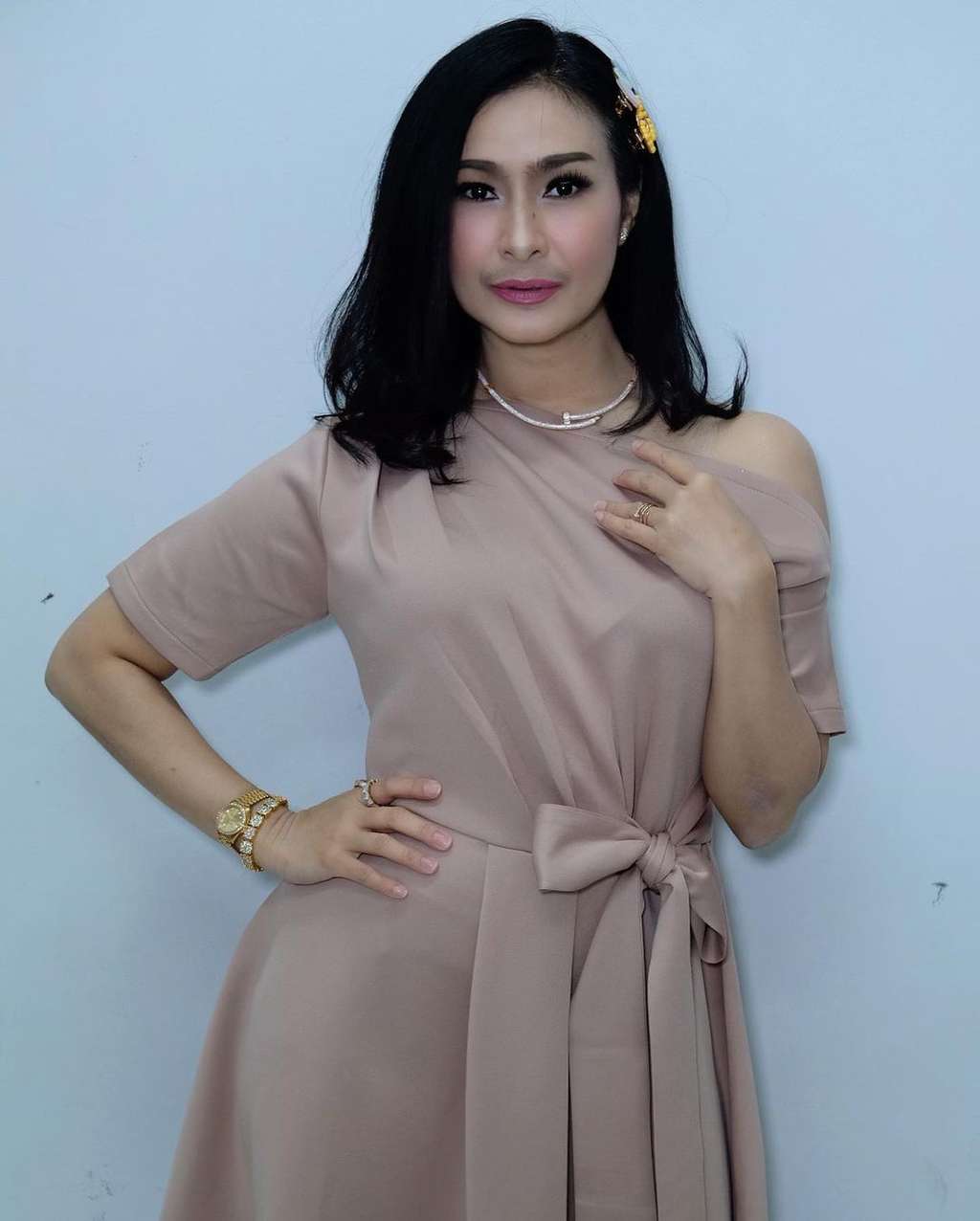 10 Potret Cantik Iis Dahlia dengan Kumis Tipisnya
