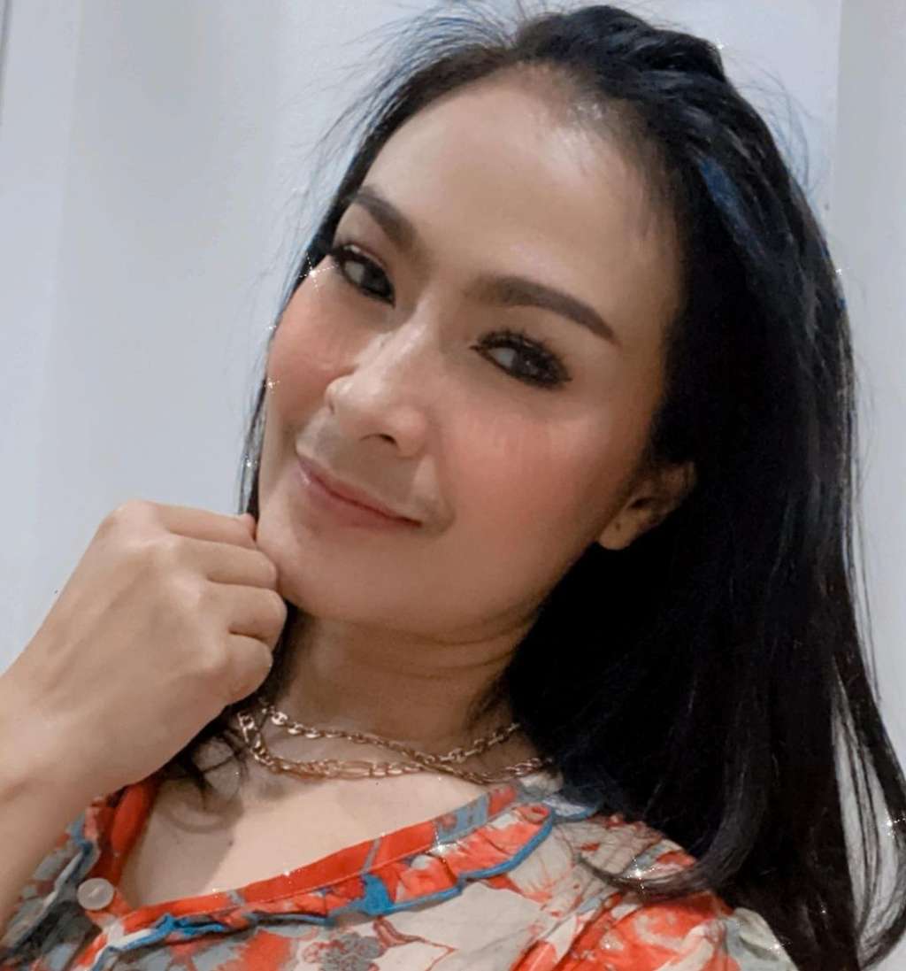 10 Potret Cantik Iis Dahlia dengan Kumis Tipisnya