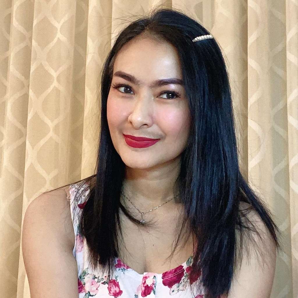 10 Potret Cantik Iis Dahlia dengan Kumis Tipisnya
