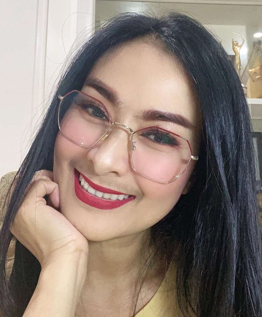 10 Potret Cantik Iis Dahlia dengan Kumis Tipisnya