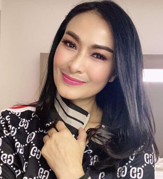 10 Potret Cantik Iis Dahlia dengan Kumis Tipisnya