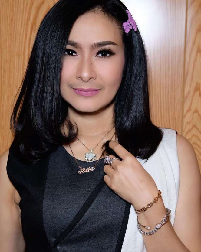 10 Potret Cantik Iis Dahlia dengan Kumis Tipisnya