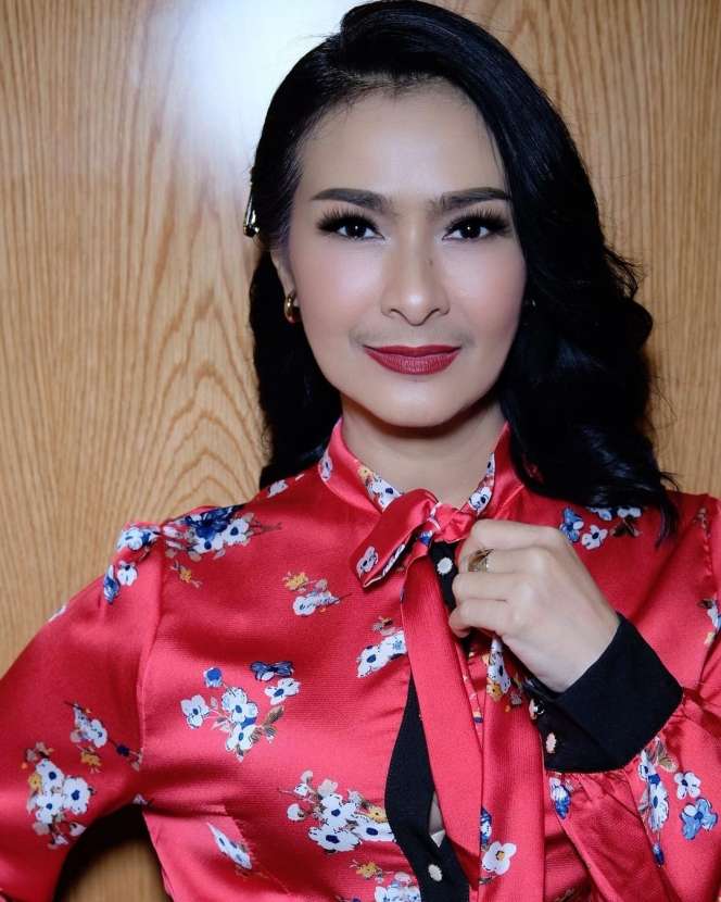 10 Potret Cantik Iis Dahlia dengan Kumis Tipisnya