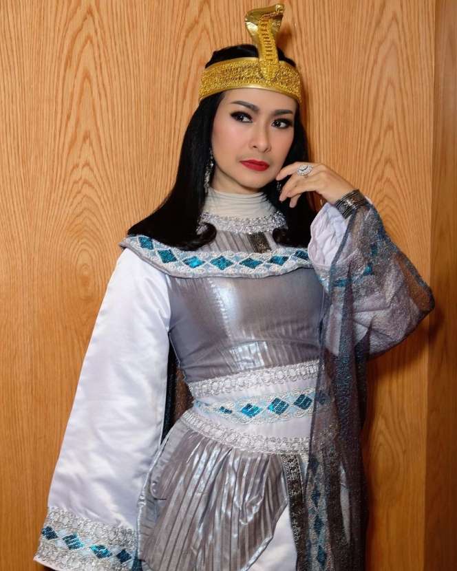 10 Potret Cantik Iis Dahlia dengan Kumis Tipisnya