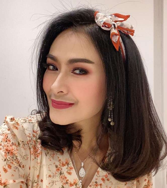10 Potret Cantik Iis Dahlia dengan Kumis Tipisnya