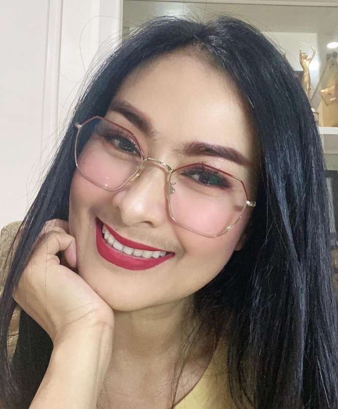 10 Potret Cantik Iis Dahlia dengan Kumis Tipisnya