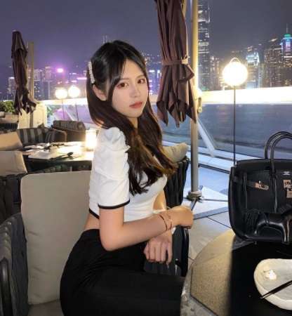 8 Potret Pacar Baru Stephen Chow, 'Berondong' Beda 42 Tahun!