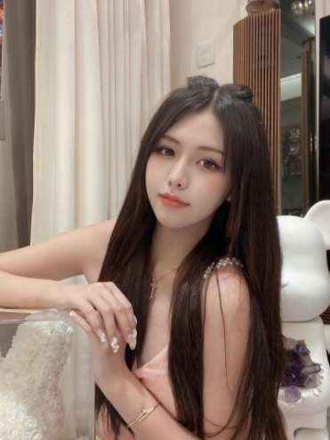 8 Potret Pacar Baru Stephen Chow, 'Berondong' Beda 42 Tahun!