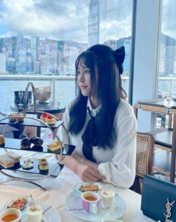 8 Potret Pacar Baru Stephen Chow, 'Berondong' Beda 42 Tahun!