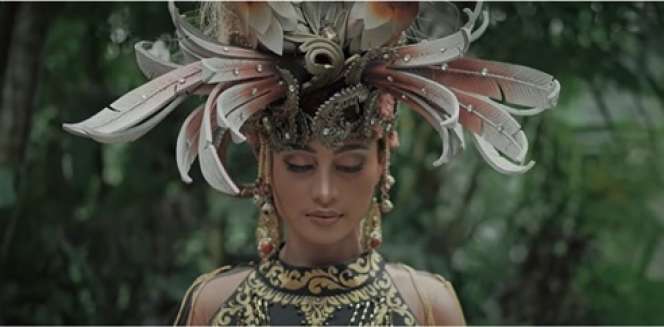 Pesona Novia Bachmid Pakai Baju Adat di Wonderland Indonesia