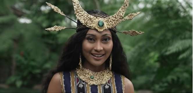 Pesona Novia Bachmid Pakai Baju Adat di Wonderland Indonesia