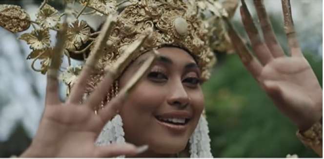 Pesona Novia Bachmid Pakai Baju Adat di Wonderland Indonesia