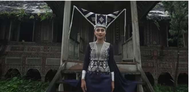 Pesona Novia Bachmid Pakai Baju Adat di Wonderland Indonesia