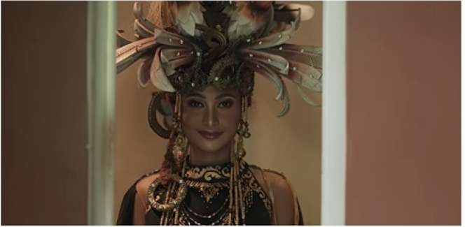 Pesona Novia Bachmid Pakai Baju Adat di Wonderland Indonesia