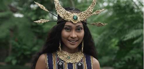 Pesona Novia Bachmid Pakai Baju Adat di Wonderland Indonesia