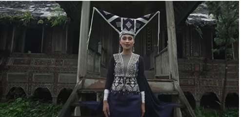 Pesona Novia Bachmid Pakai Baju Adat di Wonderland Indonesia