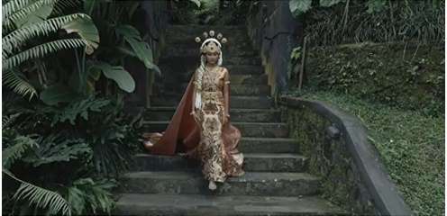 Pesona Novia Bachmid Pakai Baju Adat di Wonderland Indonesia