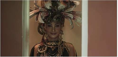 Pesona Novia Bachmid Pakai Baju Adat di Wonderland Indonesia