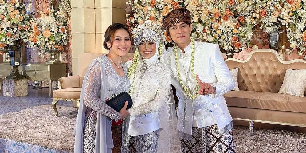Disorot! 5 Penampilan Ayu Ting Ting di Pernikahan Lesty-Billar