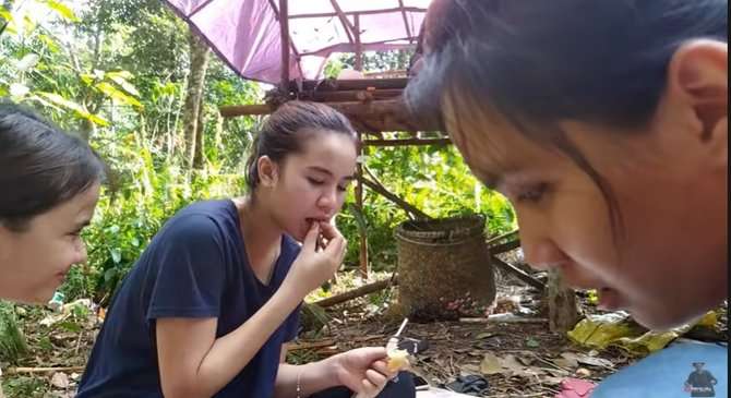 6 Momen Gadis-gadis Cantik Suku Dayak Habiskan Waktu di Hutan