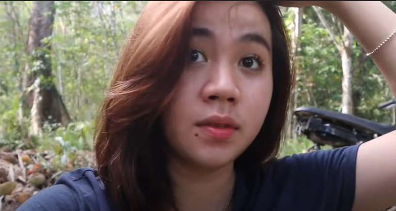 6 Momen Gadis-gadis Cantik Suku Dayak Habiskan Waktu di Hutan