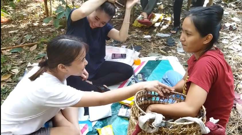 6 Momen Gadis-gadis Cantik Suku Dayak Habiskan Waktu di Hutan