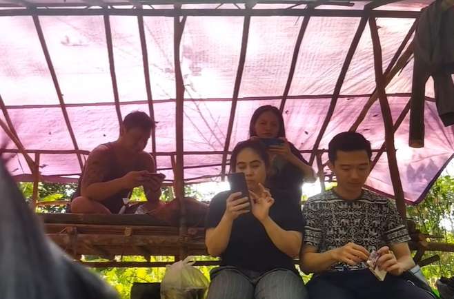 6 Momen Gadis-gadis Cantik Suku Dayak Habiskan Waktu di Hutan