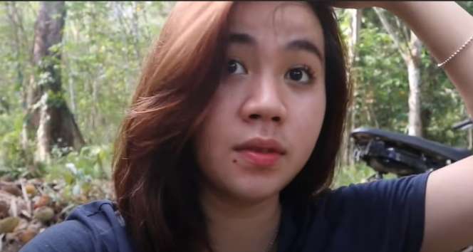 6 Momen Gadis-gadis Cantik Suku Dayak Habiskan Waktu di Hutan