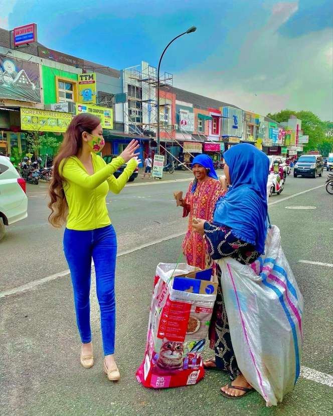 Bagi Rezeki di Jalan, Kecantikan Istri Kombes Polisi Disorot