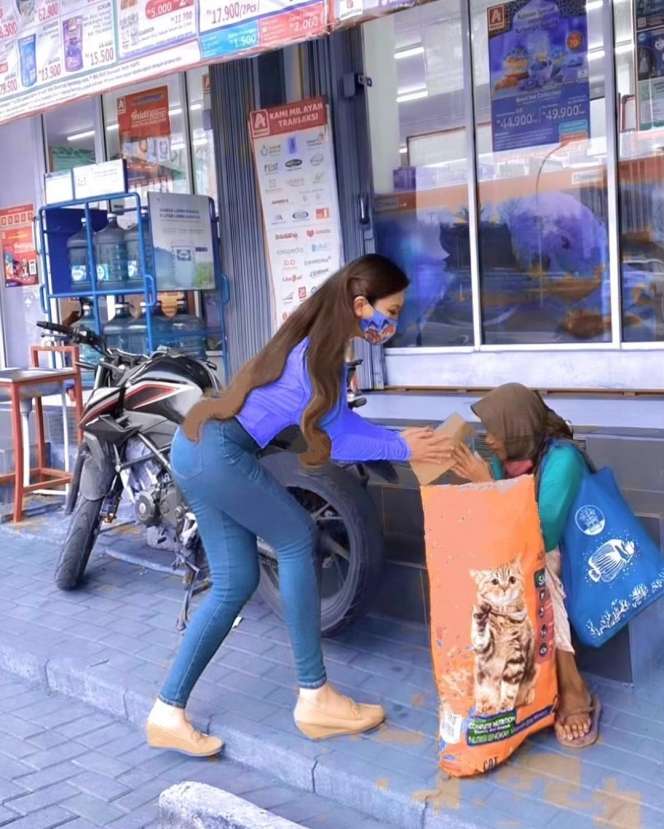 Bagi Rezeki di Jalan, Kecantikan Istri Kombes Polisi Disorot