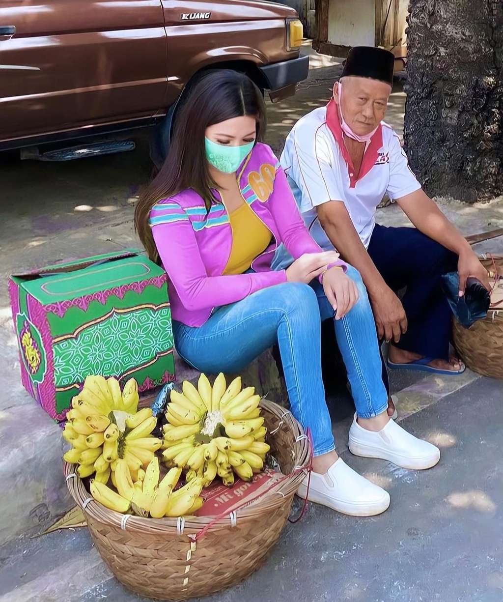 Bagi Rezeki di Jalan, Kecantikan Istri Kombes Polisi Disorot