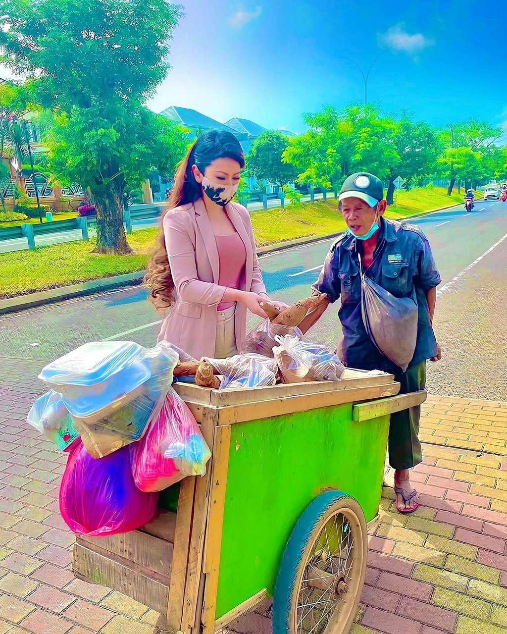 Bagi Rezeki di Jalan, Kecantikan Istri Kombes Polisi Disorot
