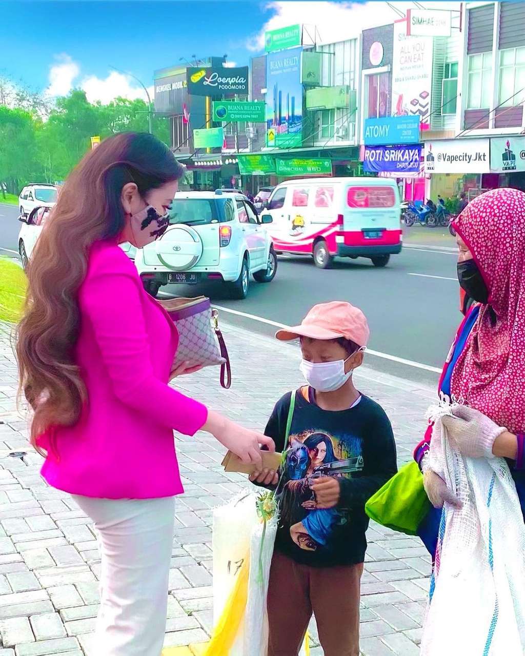 Bagi Rezeki di Jalan, Kecantikan Istri Kombes Polisi Disorot