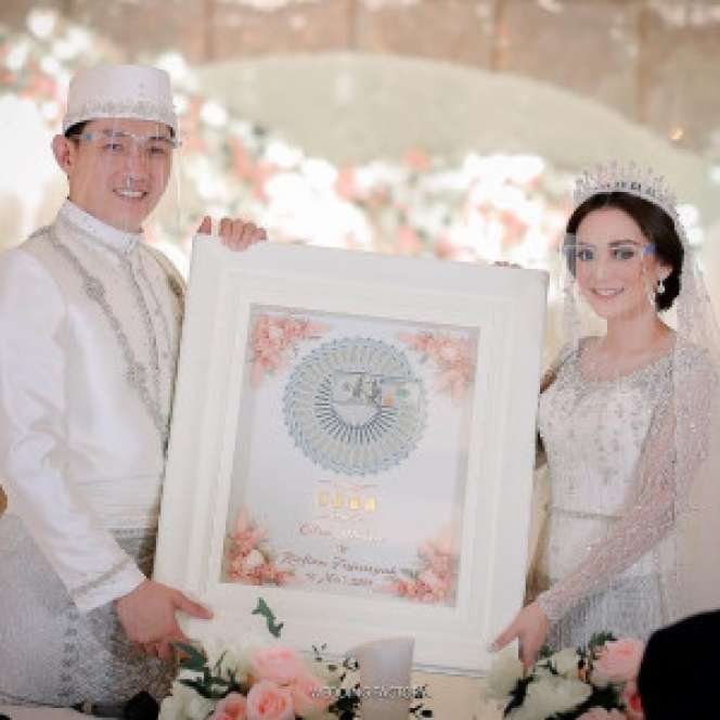 Deretan Seleb Menikah dengan Mahar Mata Uang Asing