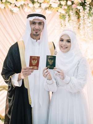 Deretan Seleb Menikah dengan Mahar Mata Uang Asing