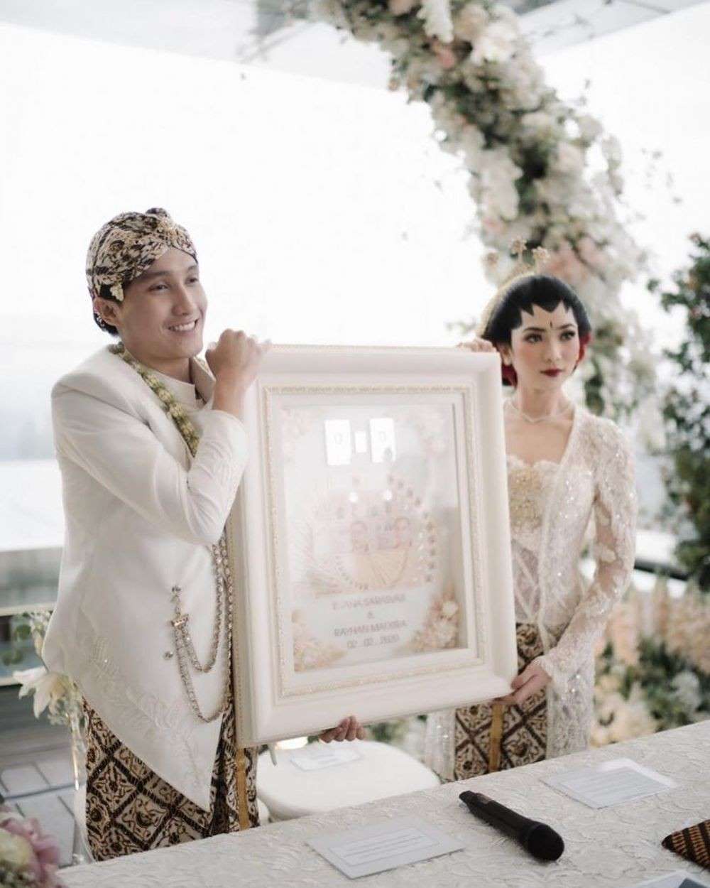Deretan Seleb Menikah dengan Mahar Mata Uang Asing