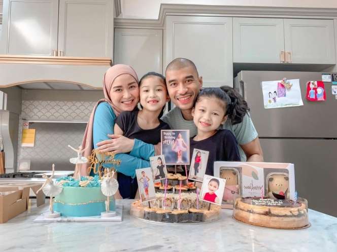Jarang Disorot, Intip 8 Foto Cantiknya Anak Kedua Indro Warkop