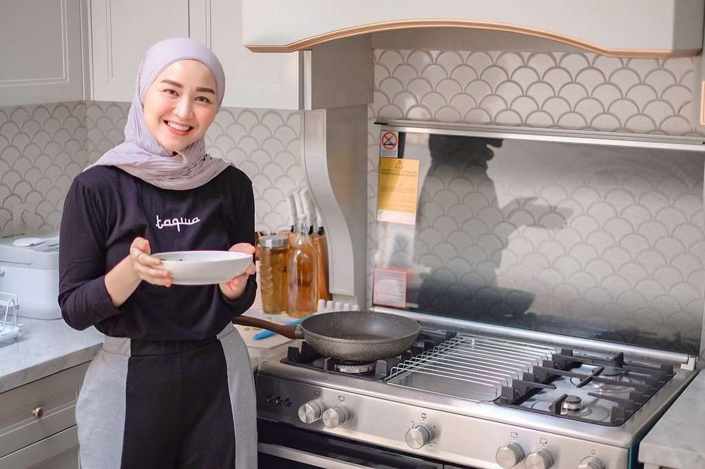 Jarang Disorot, Intip 8 Foto Cantiknya Anak Kedua Indro Warkop