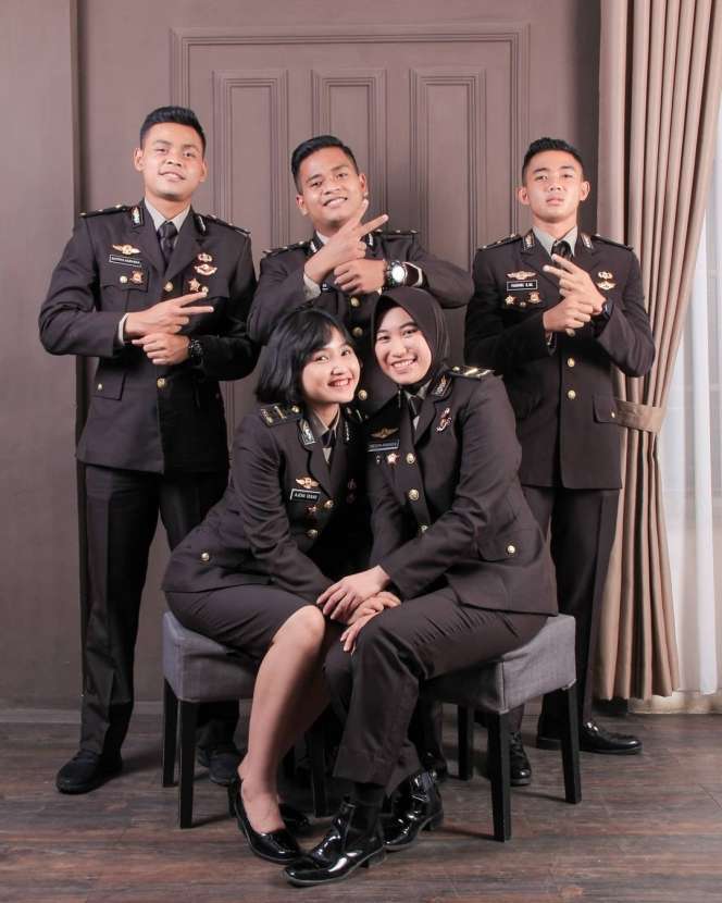 Cantiknya Bak Boneka Susan, 8 Potret Ipda Ajeng yang Viral