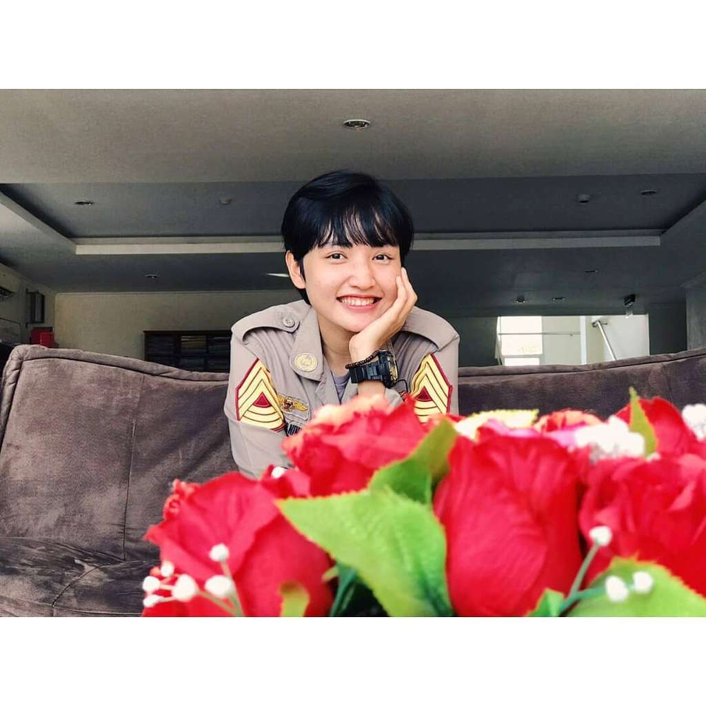 Cantiknya Bak Boneka Susan, 8 Potret Ipda Ajeng yang Viral