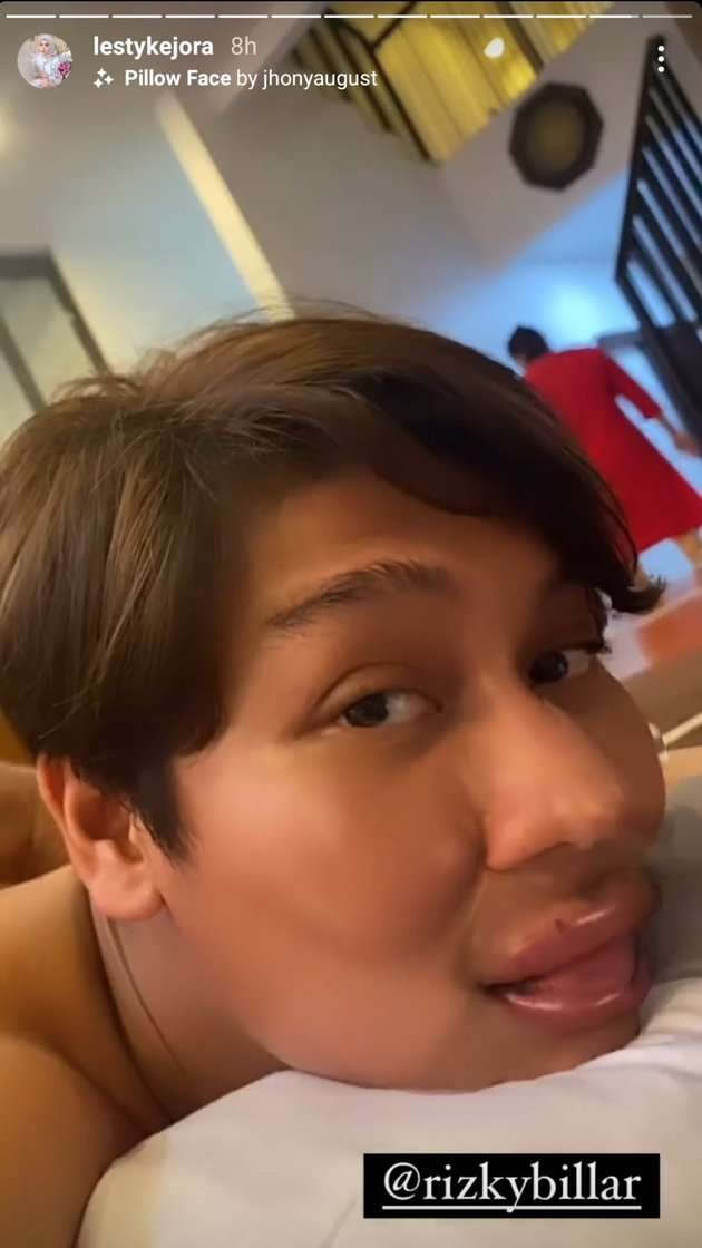 7 Foto Lesty Jahili Rizky Billar di Ranjang, Bibir Disorot!
