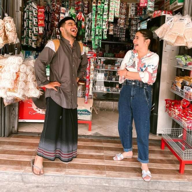 Tak Banyak yang Tahu, 8 Seleb Ini Buka Warung di Depan Rumah